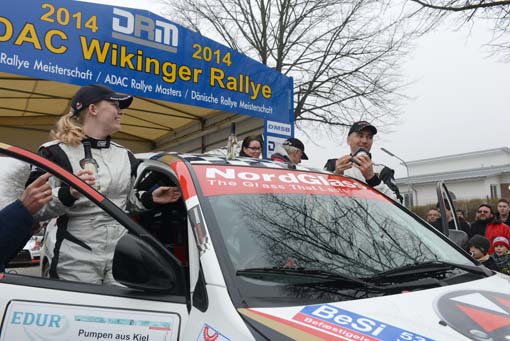 De danske rallymestre 2013 på podiet efter Wkinger Rallye 2014, som gav en andenplads i DM-klassen og en fjederplads i generalklassementet